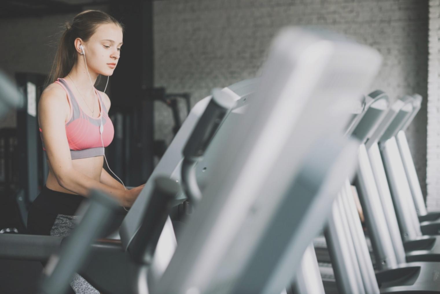 Участник вебинара выполняет упражнение на растяжку